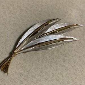 Vintage JJ gold tone broach (300)